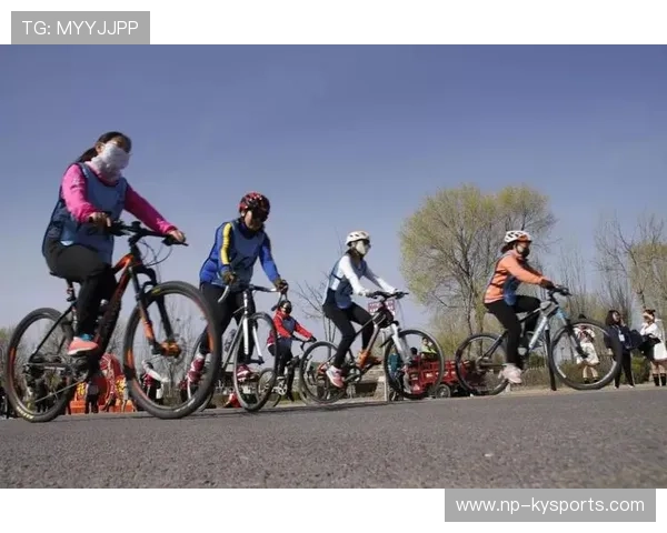自行车赛事推广环保志愿者清洁赛道行动，自行车环保海报